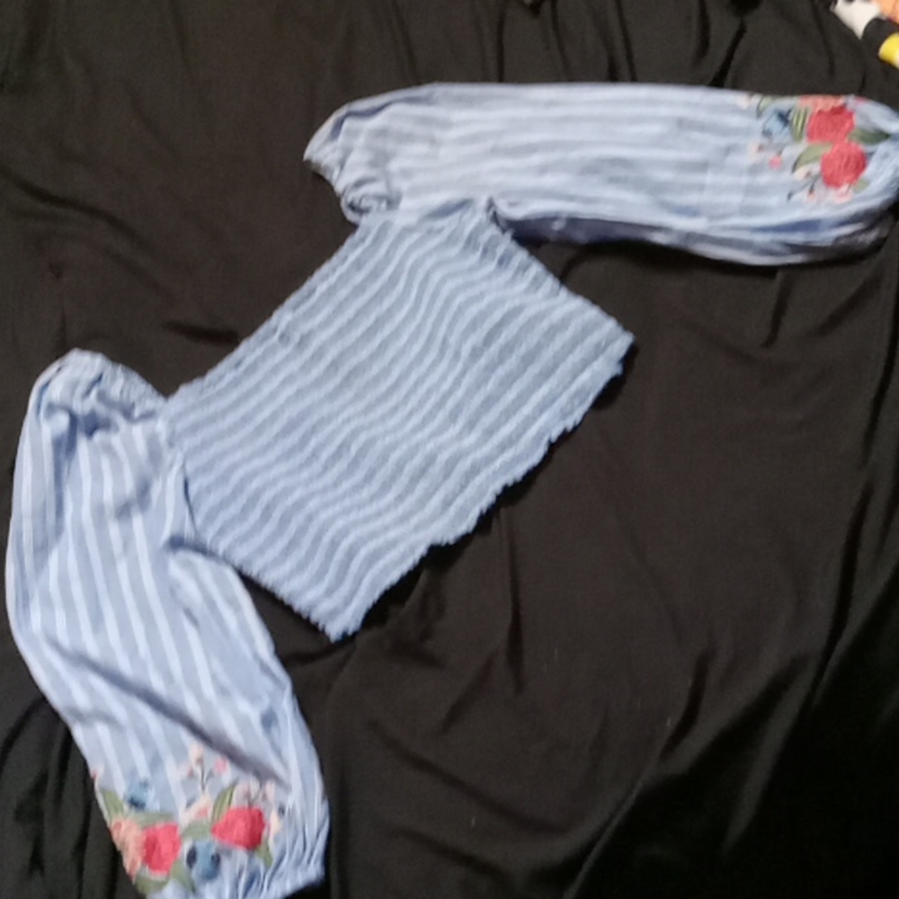 Crop top/blue white with floral on sleeves